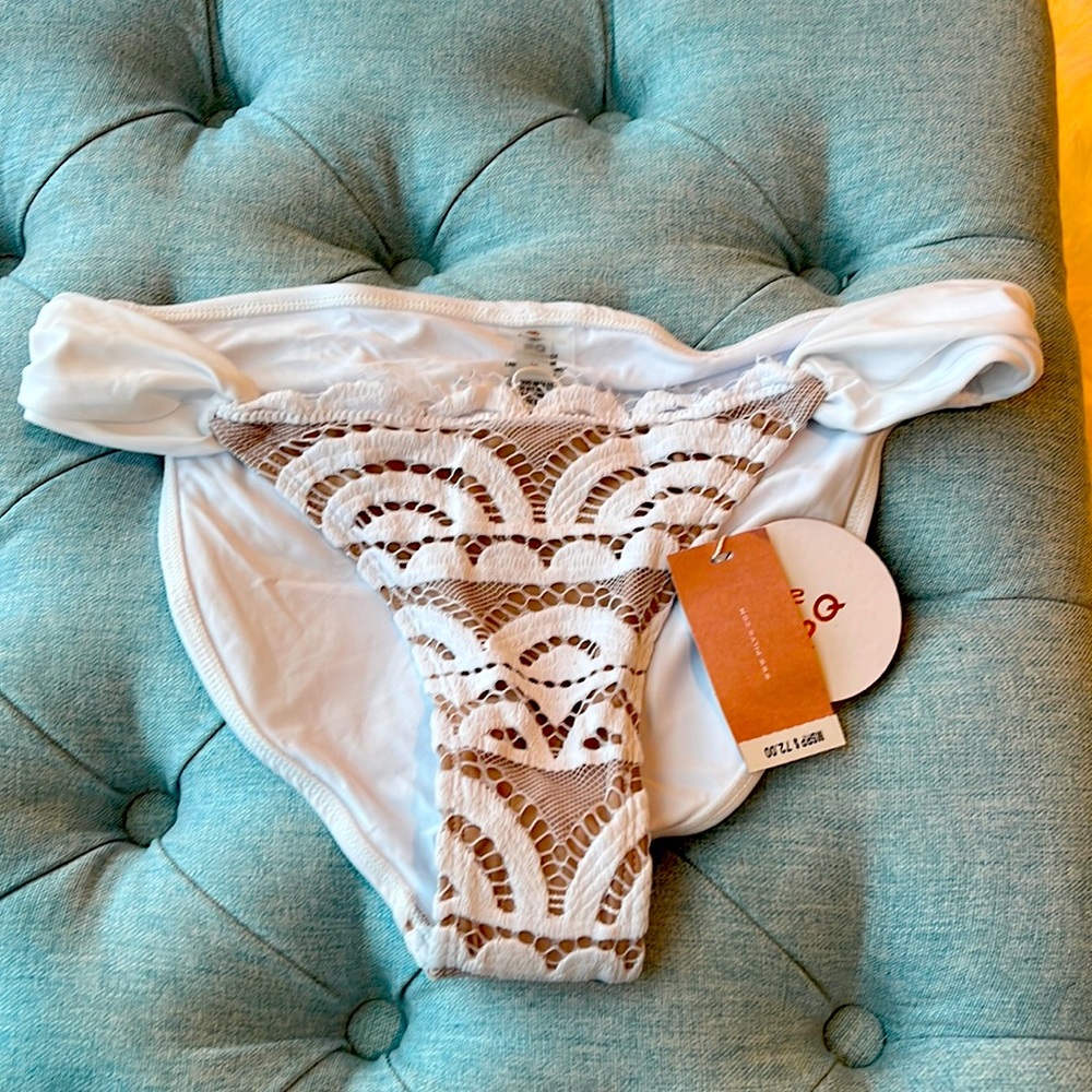 NWT PQ Water Lily Lace Fanned Full Bikini Bottom - M
